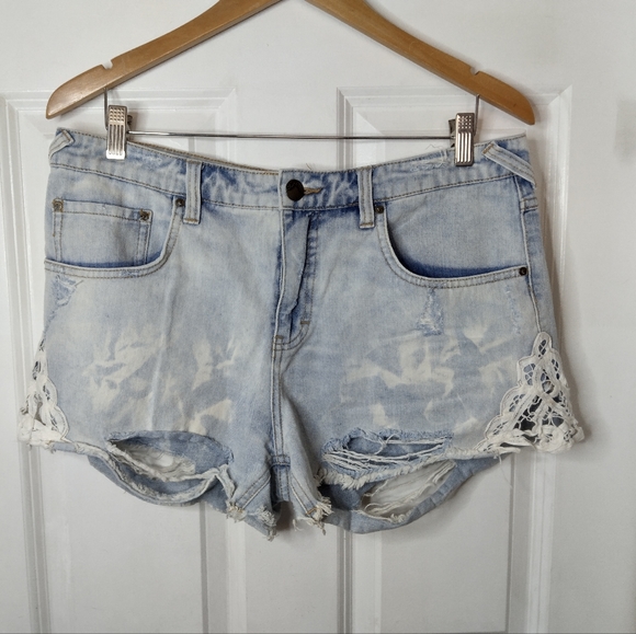 Free People Lace Distressed Denim Shorts Size 30 - Picture 2 of 12